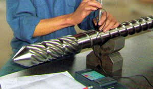 如何提高塑机螺杆的工作寿命?